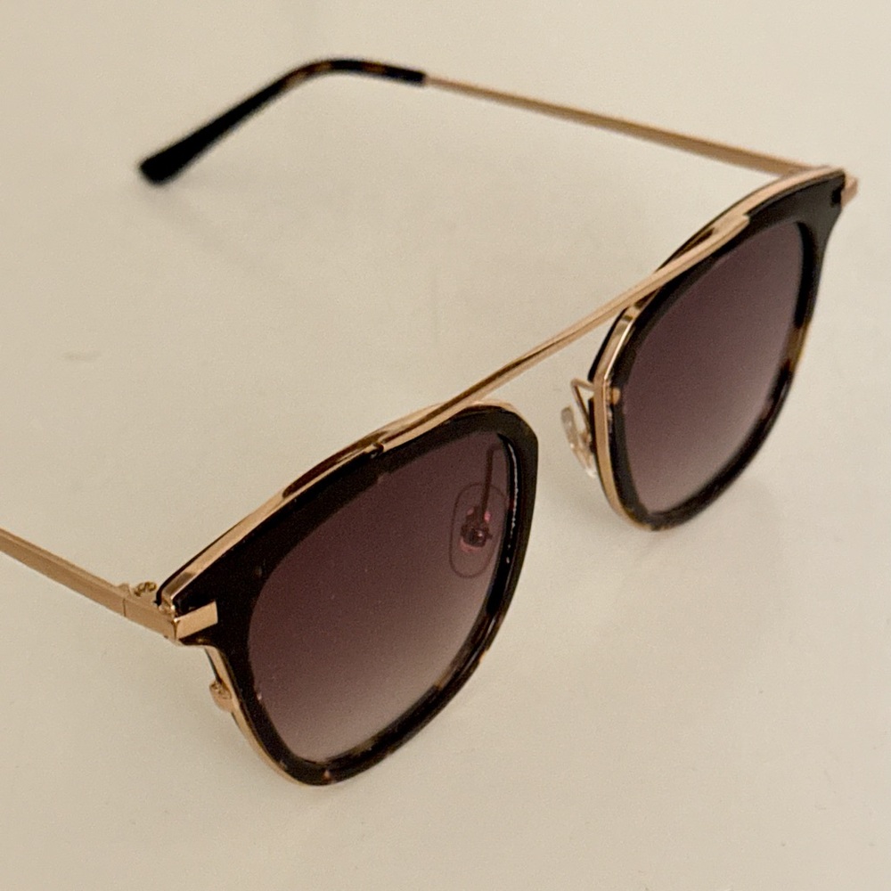 NWT TIJN eyewear sunglasses gold hardware tortoise shell sunnies w/ travel case